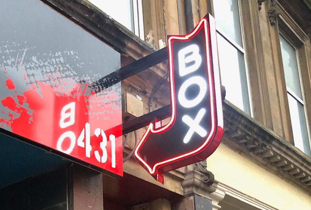sign-makers-edinburgh-signs-glasgow-signs-dundee-signs-glasgow-signs-edinburgh-glasgow-box-arrow-light-box-illuminated-custom-sign-makers-shop-signs-external-signs-dundee-aberdeen-edinburgh